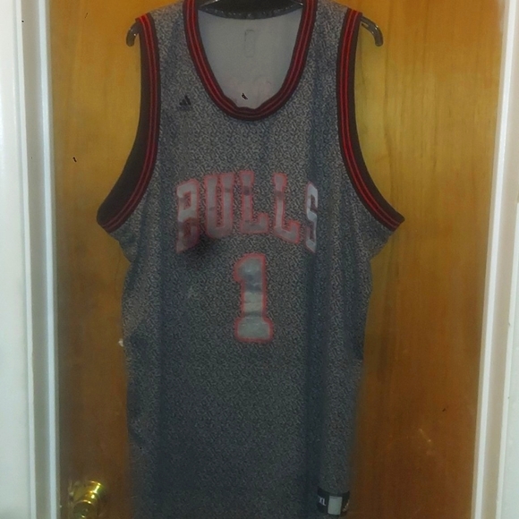 Derrick Rose jersey - Picture 1 of 4